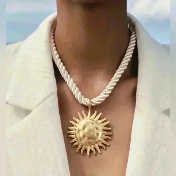 🔥🔥Zara cord sun necklace - Picture 1 of 3